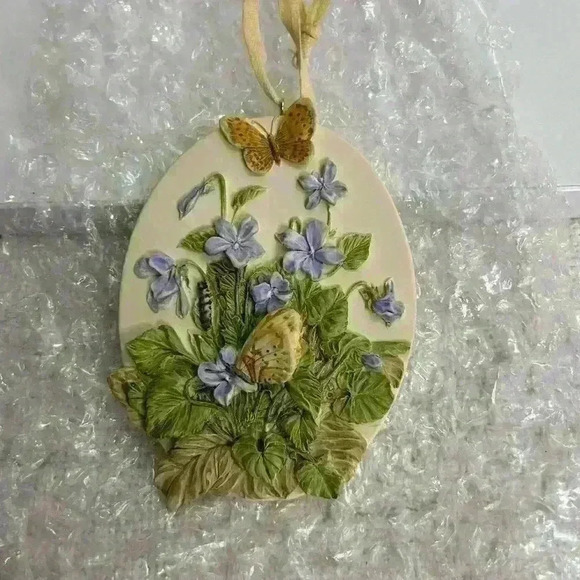 Hallmark 1995 Violets and Butterflies ornament - Picture 1 of 8